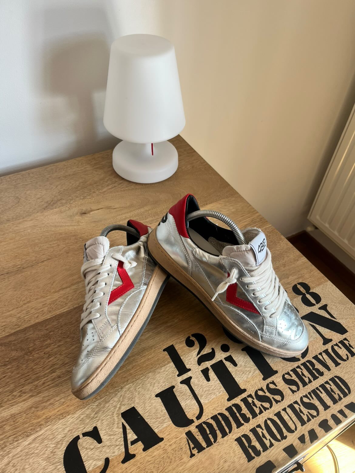 Sneakers 4B12 argentées et rouges à vendre
