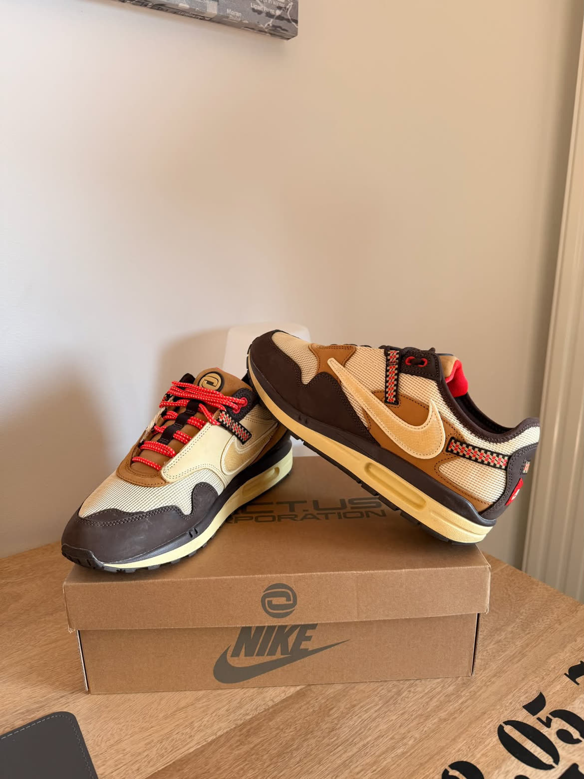 Nike Air Max 1 Travis Scott Cactus Jack Baroque Brown posées sur leur boîte